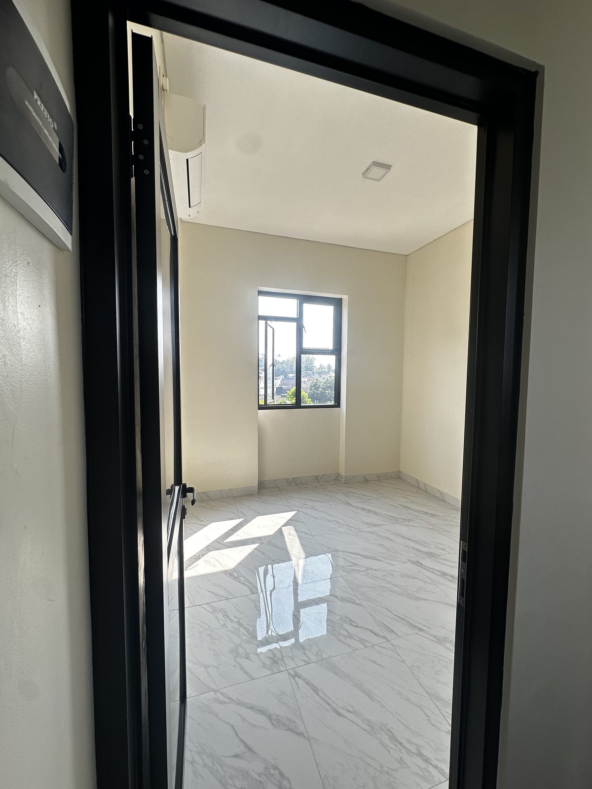 Kamar tidur terang dengan lantai marmer