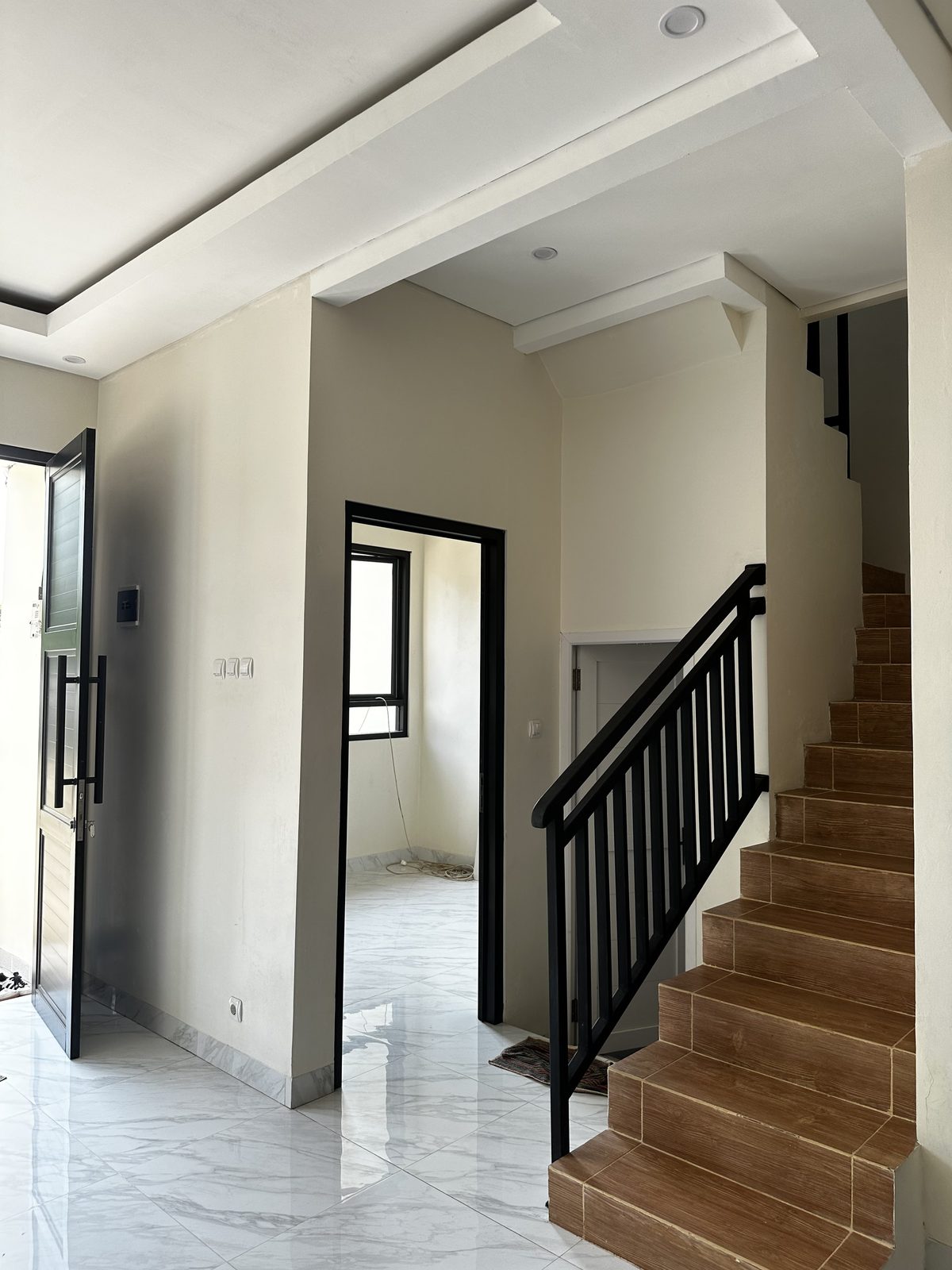 Interior tangga dan lantai marmer unit Griya Bukit Arkanza